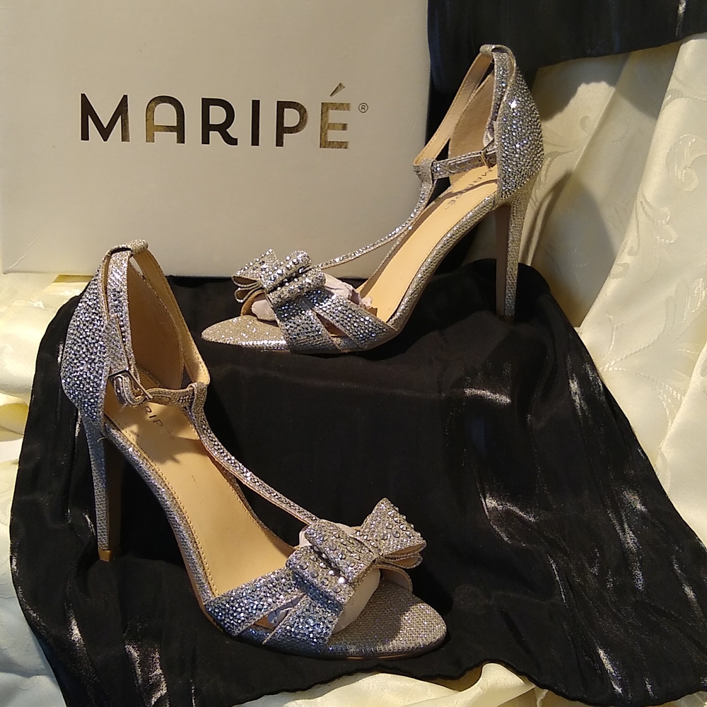 WS21- Women's (NEW) Silver Sequin Heels sz 9 medium